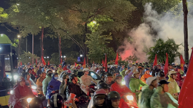 Fans take to streets to celebrate Vietnam’s victory over Thailand in 2026 ASEAN Cup final first leg- Ảnh 7.