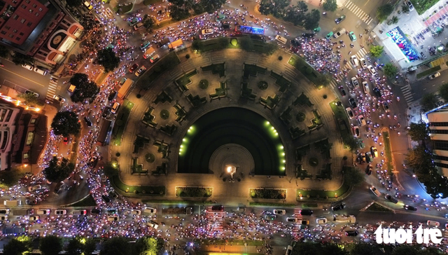 Fans take to streets to celebrate Vietnam’s victory over Thailand in 2026 ASEAN Cup final first leg- Ảnh 15.