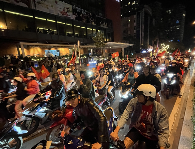 Fans take to streets to celebrate Vietnam’s victory over Thailand in 2026 ASEAN Cup final first leg- Ảnh 14.