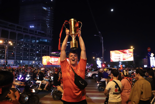 Fans take to streets to celebrate Vietnam’s victory over Thailand in 2026 ASEAN Cup final first leg- Ảnh 3.