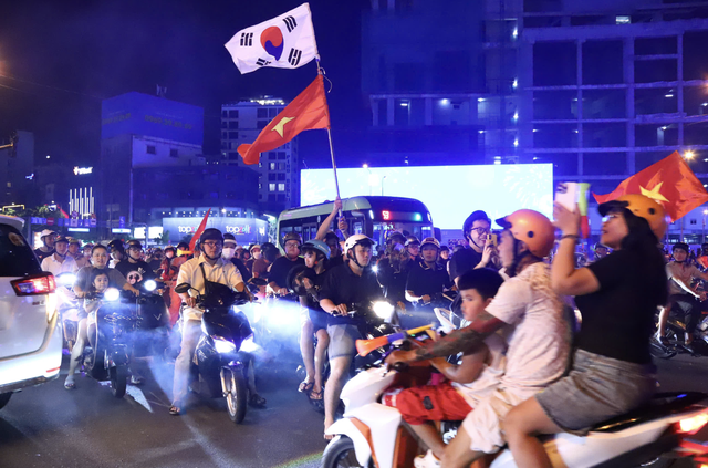 Fans take to streets to celebrate Vietnam’s victory over Thailand in 2026 ASEAN Cup final first leg- Ảnh 20.