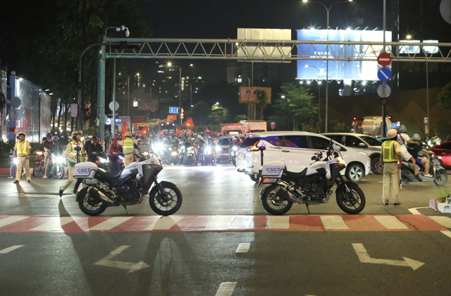 Fans take to streets to celebrate Vietnam’s victory over Thailand in 2026 ASEAN Cup final first leg- Ảnh 24.