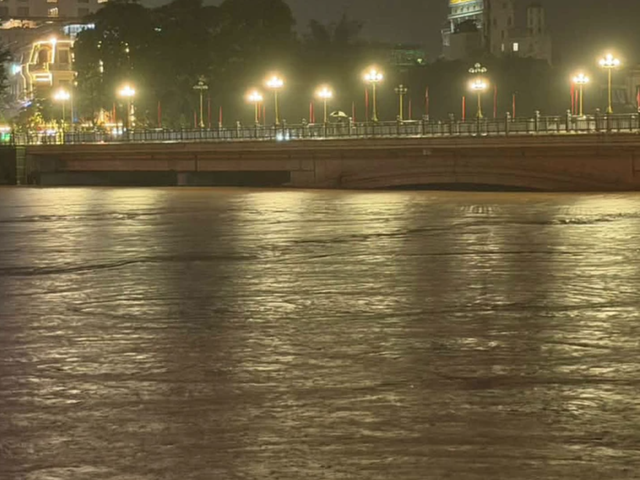 Storm Narra stalls off Vietnam northern coast, brings heavy rain to northeast- Ảnh 1.