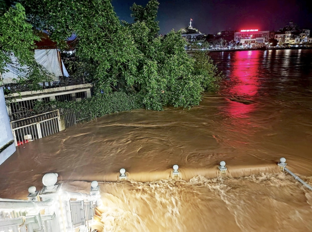 Storm Narra stalls off Vietnam northern coast, brings heavy rain to northeast- Ảnh 2.