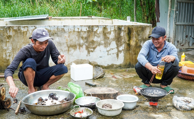 Vietnam's Ca Mau forest workers earn over $76 daily from catching eels - Ảnh 2.