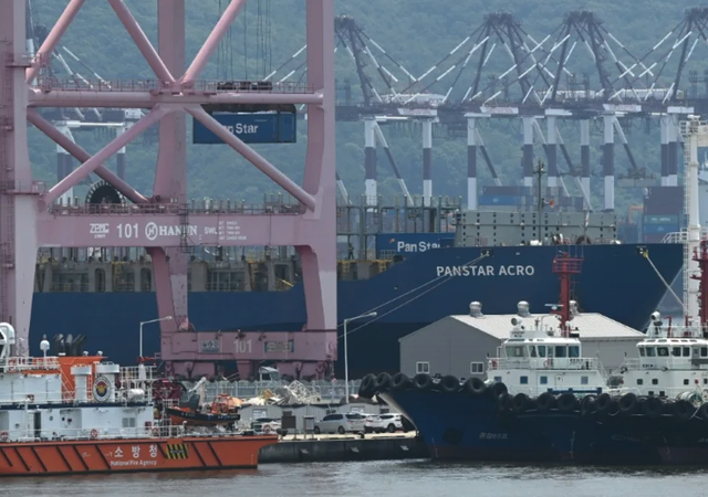 South Korea sends first container ship through Arctic route- Ảnh 1.