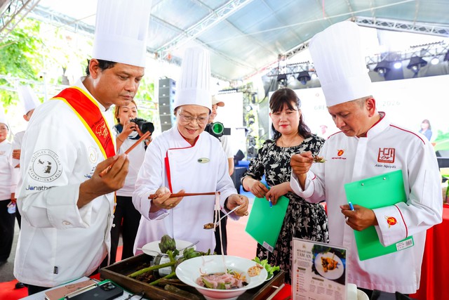 Ho Chi Minh City's largest vegetarian food fest takes place with a focus on green cuisine - Ảnh 3.