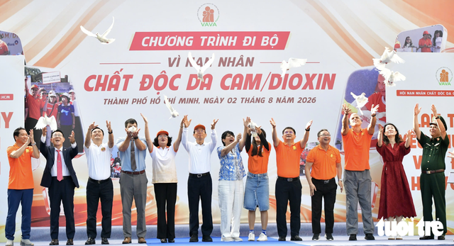 Pigeons bring touch of peace to downtown Ho Chi Minh City- Ảnh 10.