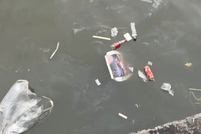 Woman fined $57.4 for dumping rubbish into Ho Chi Minh City canal- Ảnh 3.