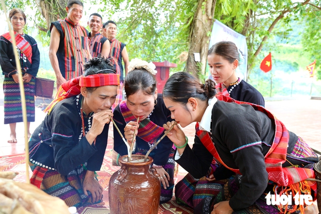 Into the Truong Son mountains to witness the Van Kieu's rice-sowing ritual - Ảnh 1.