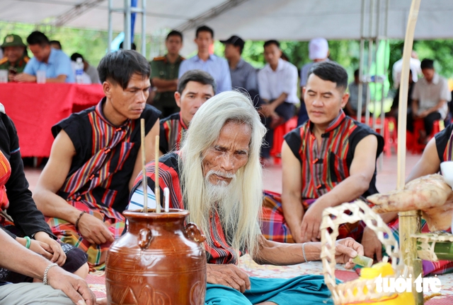 Into the Truong Son mountains to witness the Van Kieu's rice-sowing ritual - Ảnh 2.