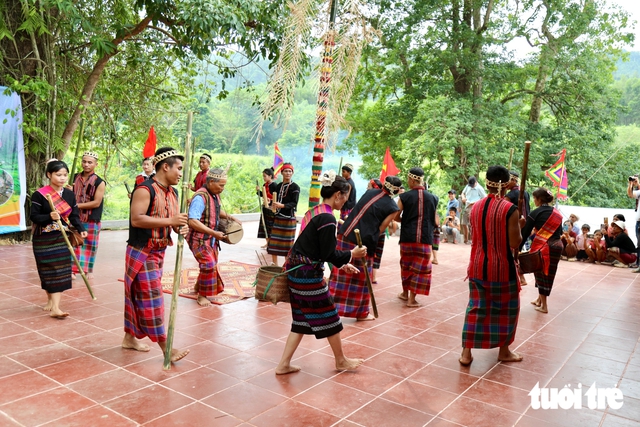 Into the Truong Son mountains to witness the Van Kieu's rice-sowing ritual - Ảnh 9.
