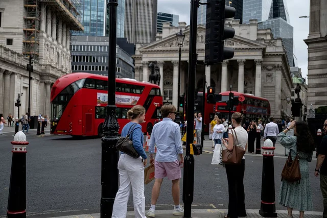From Tokyo to London, heatwaves send men to work in shorts - Ảnh 1.