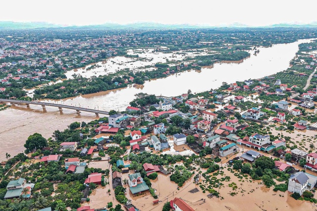  Vietnam's lychee capital Luc Ngan, other Bac Ninh areas hit by severe flooding as storm Narra brings heavy rain - Ảnh 3.