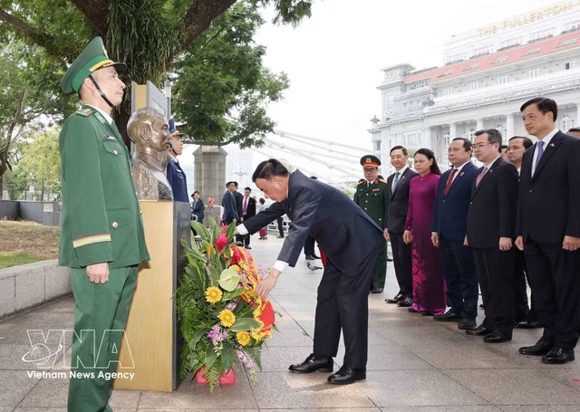 Key Vietnamese leader pays tribute to President Ho Chi Minh in Singapore - Ảnh 1.
