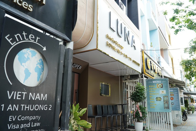 Foreign-language-only signs linger in Da Nang despite city order- Ảnh 1.