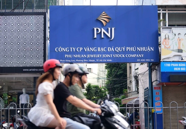 Foreign funds buy nearly 5mn more PNJ shares after diamond case findings in Vietnam- Ảnh 1.