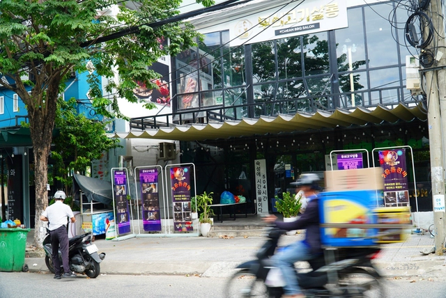 Foreign-language-only signs linger in Da Nang despite city order- Ảnh 5.