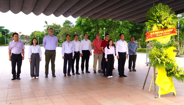 US ambassador to Vietnam pays tribute at Quang Tri Citadel- Ảnh 1.