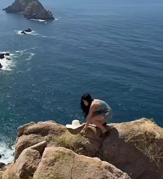In Vietnam, tourists risk their lives climbing onto cliffs for photos- Ảnh 2.