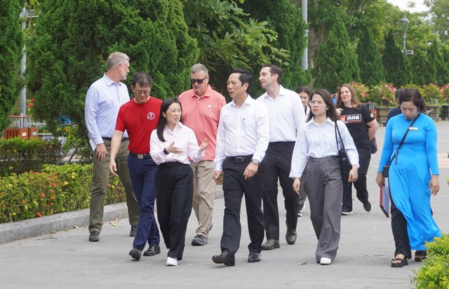 US ambassador to Vietnam pays tribute at Quang Tri Citadel- Ảnh 2.