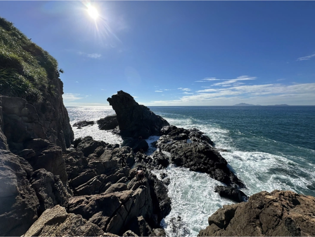 In Vietnam, tourists risk their lives climbing onto cliffs for photos- Ảnh 3.