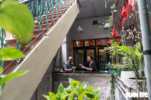Hanoi Old Quarter café draws Western tourists with maze-like entrance - Ảnh 1.