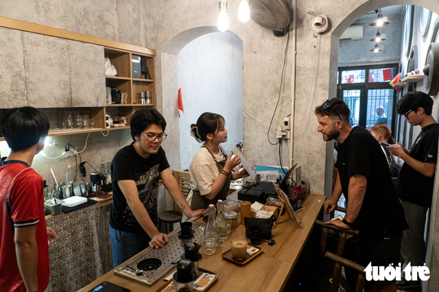 Hanoi Old Quarter café draws Western tourists with maze-like entrance - Ảnh 9.
