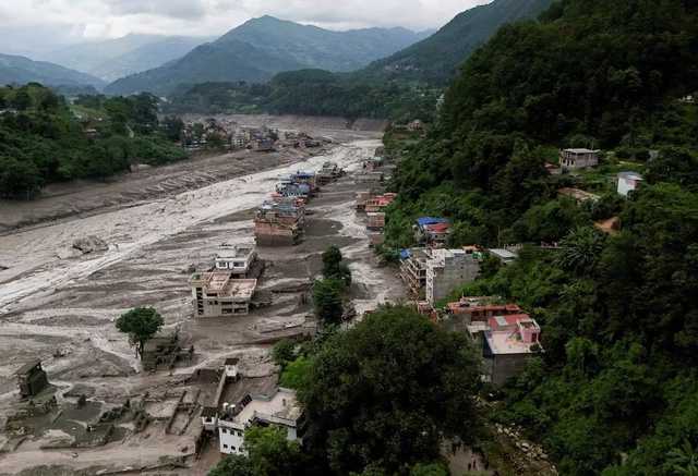Glacier collapse may have triggered deadly Nepal flash flood, experts say - Ảnh 2.
