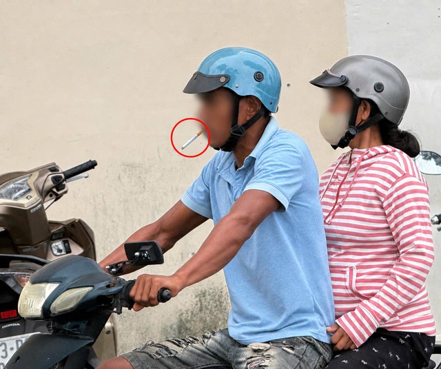 Vietnamese people fume over smoking while driving, fed up with flying cigarette ash - Ảnh 1.