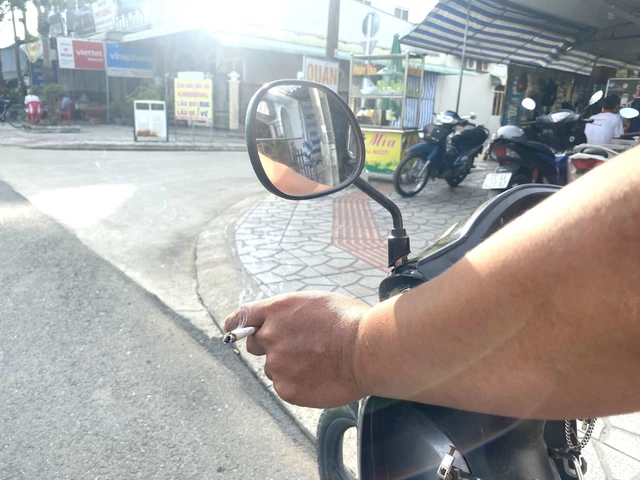 Vietnamese people fume over smoking while driving, fed up with flying cigarette ash - Ảnh 2.