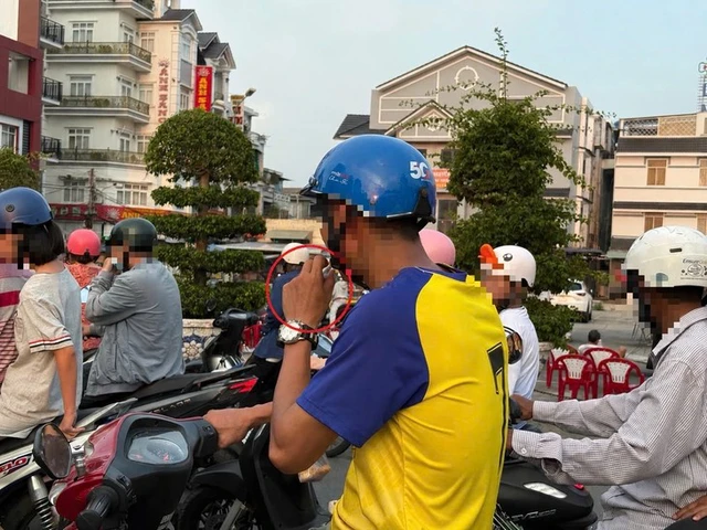 Vietnamese people fume over smoking while driving, fed up with flying cigarette ash - Ảnh 3.