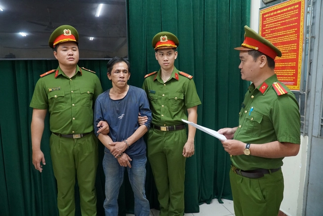 Ho Chi Minh City man arrested 82 minutes after gold shop robbery - Ảnh 2.