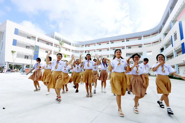 A Ho Chi Minh City public high school with an international-school edge - Ảnh 1.