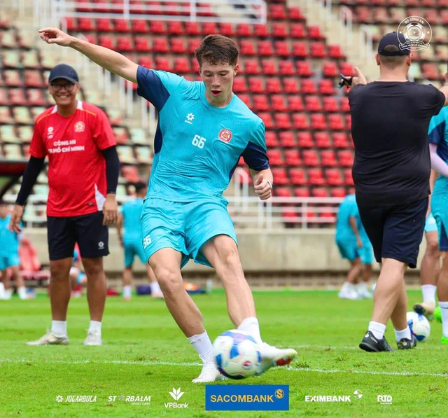 Vietnam gets 2 more naturalized football players- Ảnh 1.