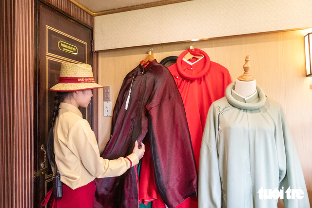 Cinema, massage chairs, tailoring turn Vietnam’s new Hue–Phong Nha train into more than a ride - Ảnh 4.