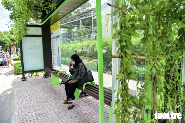 Ho Chi Minh City bus stops turn green, cooler, safer with cameras - Ảnh 1.