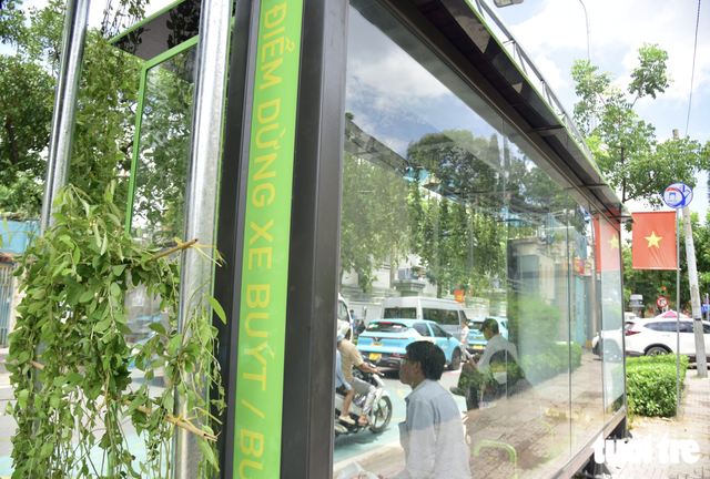 Ho Chi Minh City bus stops turn green, cooler, safer with cameras - Ảnh 2.