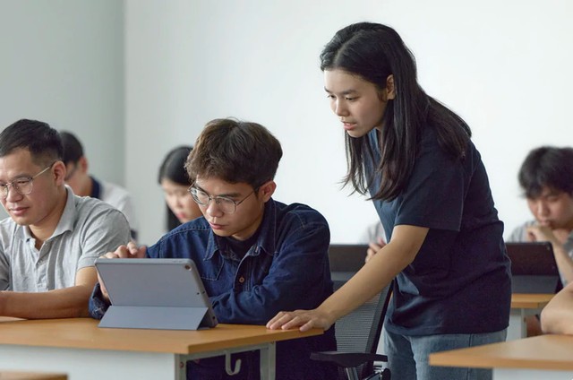 Apple opens education hub for supplier employees in Vietnam- Ảnh 1.