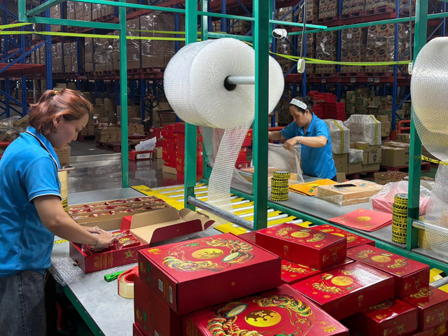Mooncake orders double ahead of Vietnam's Mid-Autumn Festival - Ảnh 1.