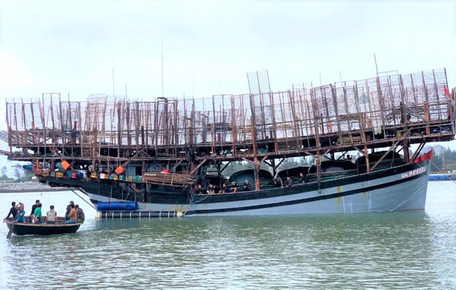 32 rescued after squid-fishing vessel sinks off Vietnam, search continues for 18 missing- Ảnh 1.