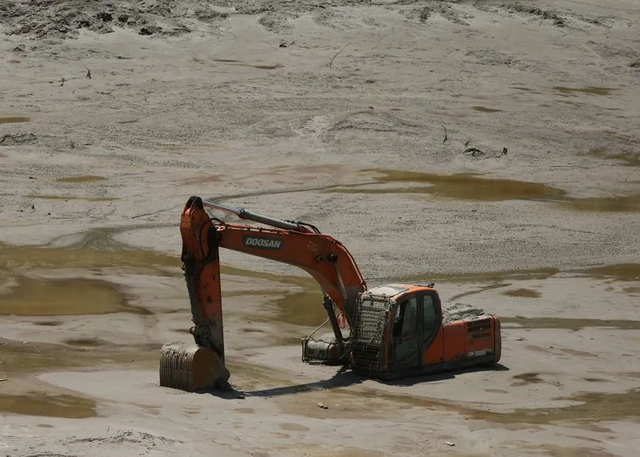 Rescuers scour Nepal flood debris as risk of fresh flooding grows - Ảnh 1.