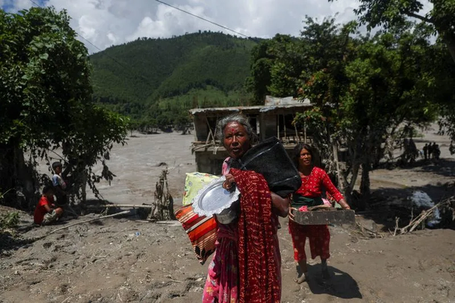 Rescuers scour Nepal flood debris as risk of fresh flooding grows - Ảnh 2.