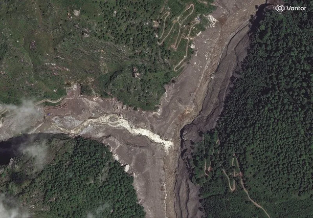 Rescuers scour Nepal flood debris as risk of fresh flooding grows - Ảnh 4.