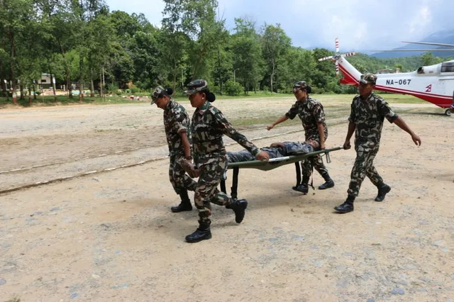 Rescuers scour Nepal flood debris as risk of fresh flooding grows - Ảnh 5.