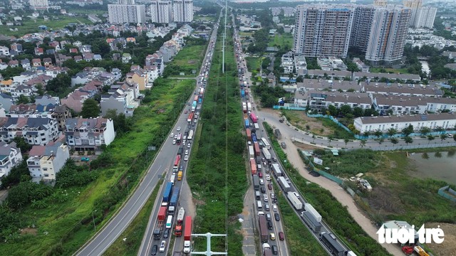 Heading out of Ho Chi Minh City? Expect heavy traffic as holiday exodus clogs eastern gateway- Ảnh 1.