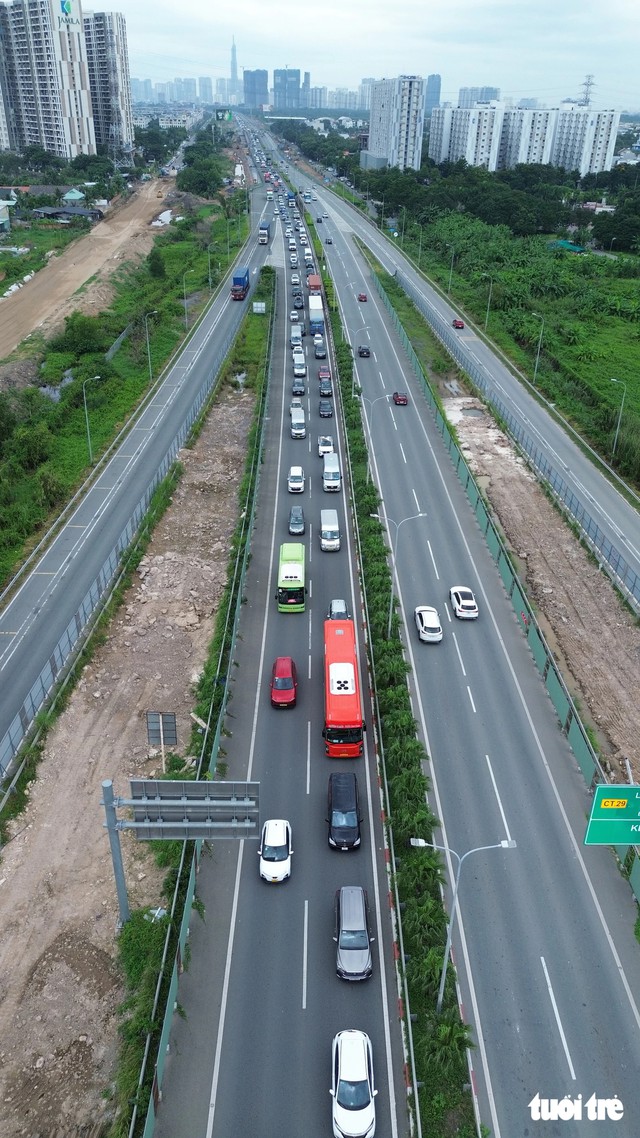 Heading out of Ho Chi Minh City? Expect heavy traffic as holiday exodus clogs eastern gateway- Ảnh 3.