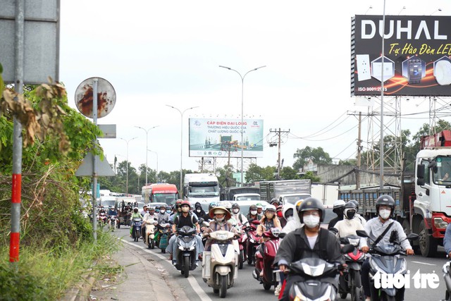 Heading out of Ho Chi Minh City? Expect heavy traffic as holiday exodus clogs eastern gateway- Ảnh 10.