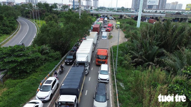 Heading out of Ho Chi Minh City? Expect heavy traffic as holiday exodus clogs eastern gateway- Ảnh 6.