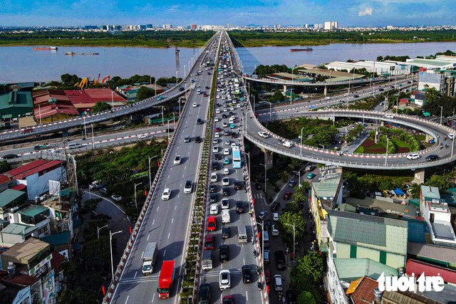 People flock to bus stations as National Day holiday gets under way - Ảnh 1.